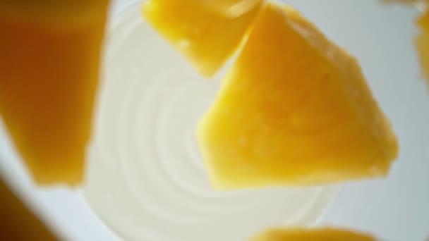 Super Powolny Ruch Kawałków Ananasa Wpadających Śmietany Jogurtowej Nagrywane Szybkim — Wideo stockowe