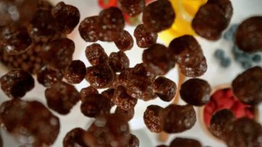 Çikolatalı gevrek parçalarını süte, kamera hareketine düşürmek çok yavaş bir hareket. 300 fps hızla yüksek hızlı sinema kamerasında çekilmiştir..