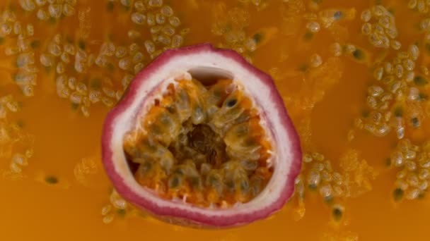 Taze Kesilmiş Çarkıfelek Meyvesi Meyve Suyuna Dökülüyor Süper Yavaş Çekim — Stok video