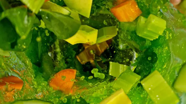 Gefrierbewegung Beim Mischen Von Obst Und Gemüsestücken Mixer Top Shot Stockbild