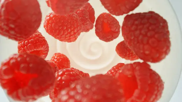 Friske Hindbær Falder Yoghurt Fløde Ovenfra Ned Udsigt Stock-billede