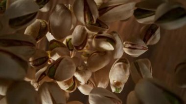 Çeşitli fıstıkların düşüşü, yakın çekim, geniş süper makro çekim, kamera hareketi ve dönüşüyle. 1000 fps hızla yüksek hızlı sinematik kamera ile çekildi..