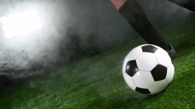 Futbol Futbolcusu Tekmeleyen Futbol Topu, Yağmurlu Hava, Arka planda Sis. 1000 fp 'de Süper Yavaş Hareket. Yüksek Hız Sineması Kamerası 'nda 1.000 fps hızla çekilmiştir. .