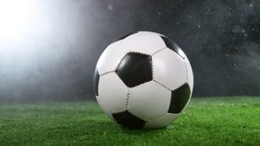 Futbol Topu Dönüşü 'nün yakın çekimi, Yağmurlu Hava, Arka planda Sis. 1000 fp 'de Süper Yavaş Hareket. Yüksek Hız Sineması Kamerası 'nda 1.000 fps hızla çekilmiştir. .