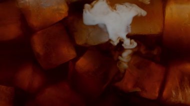 Buzlu kahveye 1000 fps 'den Süper Yavaş Çekim Krema.