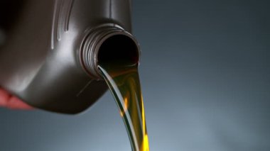 Plastik konteynırdan dökülen yağın Süper Yavaş Çekimi. 1000 FPS 'te Yüksek Hız Sineması Kamerası' nda çekildi.