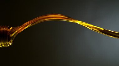 Süper Yavaş Çekim Dökülen Yağ. 1000 FPS 'te Yüksek Hız Sineması Kamerası' nda çekildi.