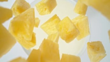 Düşen Ananas Parçalarının Kremaya Düşen Süper Yavaş Hareketi. Yüksek Hız Sineması Kamerası, 1000fps, Yüksek Hız Cine Bot 'a Yerleştirilmiş. Hareketli Kamera, Takip Eden Nesneler.