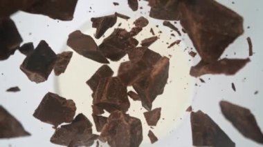 Düşen Çikolata Parçalarının Kremaya Düşüşünün Süper Yavaş Hareketi. Yüksek Hız Sineması Kamerası, 1000fps, Yüksek Hız Cine Bot 'a Yerleştirilmiş. Hareketli Kamera, Takip Eden Nesneler.