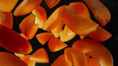 Düşen kayısıların Süper Yavaş Hareketi Suya Dilimler. Yüksek Hız Sineması Kamerası, 1000fps, Yüksek Hız Cine Bot 'a Yerleştirilmiş. Hareketli Kamera, Takip Eden Nesneler.