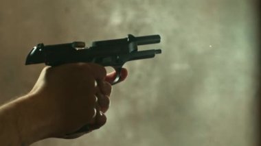 Adam Karanlık Arkaplanda Tabanca Çekiyor. Süper Yavaş Film Yüksek Hızda Sinema Kamerası 'nda 1000 fps hızla çekildi.