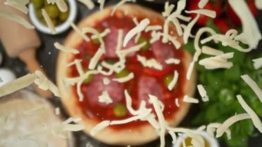 Pizza hamurunda ızgara peynirin süper yavaş hareketi. Yüksek Hız Sineması Kamerası, 1000fps, Yüksek Hız Cine Bot 'a Yerleştirilmiş. Hareketli Kamera, Takip Eden Nesneler.