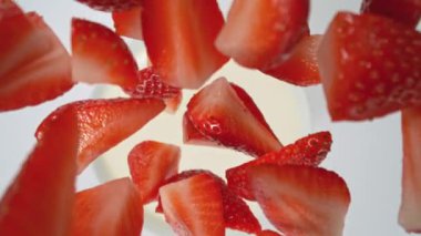 Kremaya Düşen Çileklerin Süper Yavaş Hareketi. Yüksek Hız Sineması Kamerası, 1000fps, Yüksek Hız Cine Bot 'a Yerleştirilmiş. Hareketli Kamera, Takip Eden Nesneler.