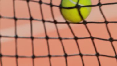 Tenis topunun kaleye vuruşunun süper yavaş çekimi. 1000 fps hızla yüksek hızlı sinematik kamera ile çekildi..