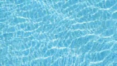 Yüzme havuzunun güzel mavi su yüzeyi, üst çekim