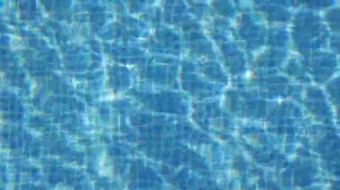 Yüzme havuzunun güzel mavi su yüzeyi, üst çekim