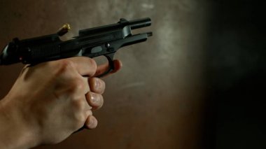 Karanlık Arkaplanda Tabanca Çeken Adam, Yakın plan .