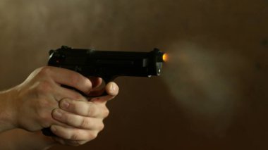 Karanlık Arkaplanda Tabanca Çeken Adam, Yakın plan .
