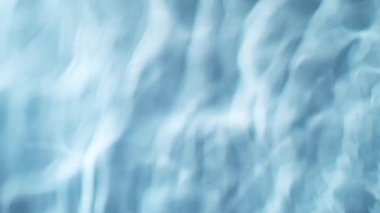 Açık mavi arkaplanda yavaş su sıçratma, yüksek hızlı sinematik kamera 1000 FPS