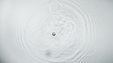 Açık mavi zemin üzerinde su sıçrama yavaş çekim, yüksek hızlı sinematik kamera 1000 FPS