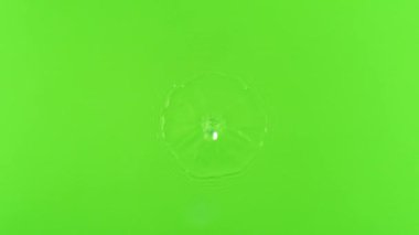 Yeşil ekran arka planında su sıçrama yavaş çekim, 1000 FPS yüksek hızlı sinematik kamera çekim