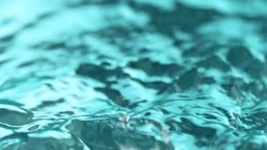 Açık mavi arkaplanda yavaş su sıçratma, yüksek hızlı sinematik kamera 1000 FPS
