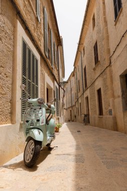 İspanya 'nın ünlü Mallorca adasında Retro scooter.