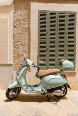 İspanya 'nın ünlü Mallorca adasında Retro scooter.