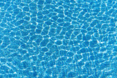 Yüzme havuzunun güzel mavi su yüzeyi, üst çekim