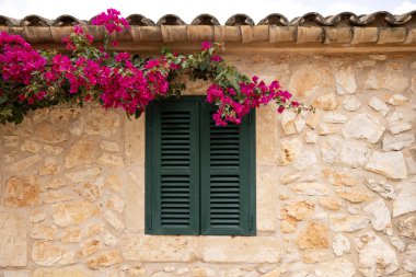 Mallorca 'daki eski yeşil pencere, tipik taş ev, İspanya