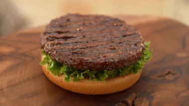 Bireysel hamburger malzemelerinin eski bir zeytin ağacından masanın üzerine konması. Tüm hamburgerin hazırlanması