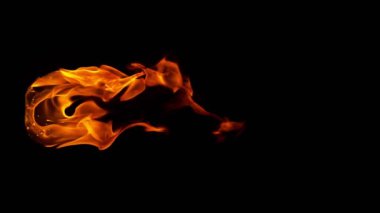 Ateşin Süper Yavaş Hareketi Kara Arkaplan 'da izole edildi. Yüksek Hız Sinema Kamerası 'nda 1.000 fp' de çekilmiştir.