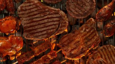 Grill 'de Kükreyen Alevler ile Etlerin ve Sebzelerin Yavaş Hareketi. 1000 FPS 'te Yüksek Hız Sineması Kamerası' nda çekildi. .