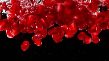 Taze Nar Parçaları Suya Düşüyor, Kara Arkaplan. Süper Yavaş Film Yüksek Hızda Sinema Kamerası 'nda 1000 fps hızla çekildi.
