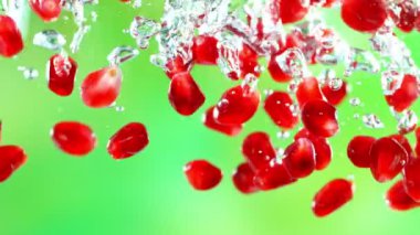 Taze Nar Parçaları Suya Düşüyor, Yeşil Arka plan. Süper Yavaş Film Yüksek Hızda Sinema Kamerası 'nda 1000 fps hızla çekildi.