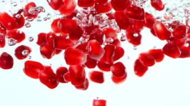 Taze Nar Parçaları Suya Düşüyor, Kara Arkaplan. Süper Yavaş Film Yüksek Hızda Sinema Kamerası 'nda 1000 fps hızla çekildi.
