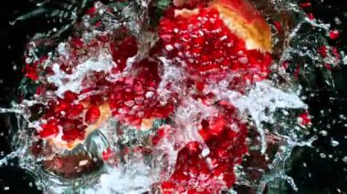 Taze Nar Parçaları Suya Düşüyor, Kara Arkaplan. Süper Yavaş Film Yüksek Hızda Sinema Kamerası 'nda 1000 fps hızla çekildi.