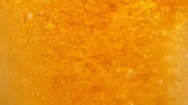 Birayı biranın içine koymanın süper yavaş çekimi. Yüksek hızlı sinema kamerası, 1000 fps. .