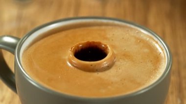 Kahvenin Düşüşü 'nün Süper Yavaş Çekimi 1000 fps hızla Taze Espresso' ya düşüyor. Kamera hareketi .