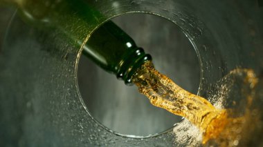 Birayı yarım litreye dökmenin dondurucu hareketi. Bardağın altından benzersiz bir bakış açısı .