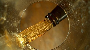 Birayı yarım litreye dökmenin dondurucu hareketi. Bardağın altından benzersiz bir bakış açısı .