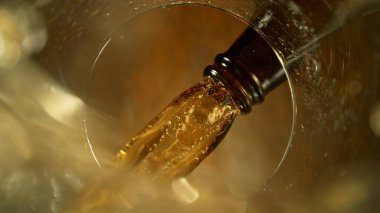 Birayı yarım litreye dökmenin dondurucu hareketi. Bardağın altından benzersiz bir bakış açısı .