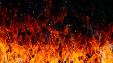 Ateş alevleri siyah ve soyut arkaplanda izole edildi