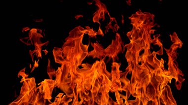 Ateş alevleri siyah ve soyut arkaplanda izole edildi
