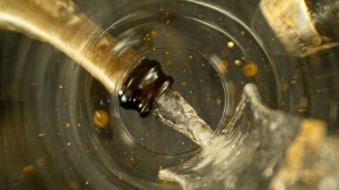 Dondurma Hareketi Şampanyası Şarabı Dökme, Eşsiz Görüş açısı Bardağın Altından