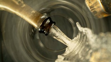 Dondurma Hareketi Şampanyası Şarabı Dökme, Eşsiz Görüş açısı Bardağın Altından