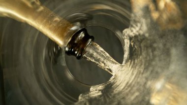 Dondurma Hareketi Şampanyası Şarabı Dökme, Eşsiz Görüş açısı Bardağın Altından