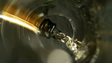 Dondurma Hareketi Şampanyası Şarabı Dökme, Eşsiz Görüş açısı Bardağın Altından