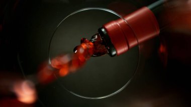 Dondurma Hareketi Çekimi Kırmızı Şarap Dökümü, Eşsiz Görüş açısı Bardağın altından