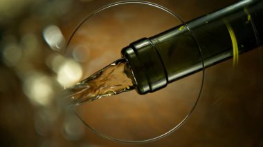 Dondurucu Hareket Çekimi Beyaz Şarap Dökümü, Eşsiz Görüş açısı Bardağın Altından